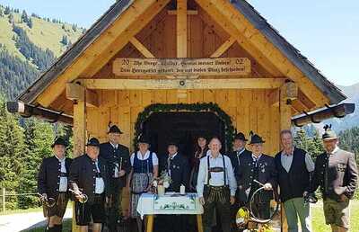 Zum 21. Mal lud Theo Dürr (2. v.r.) zur Förster- und Jägergedenkmesse bei der Hubertuskapelle auf der Mörsbachalm